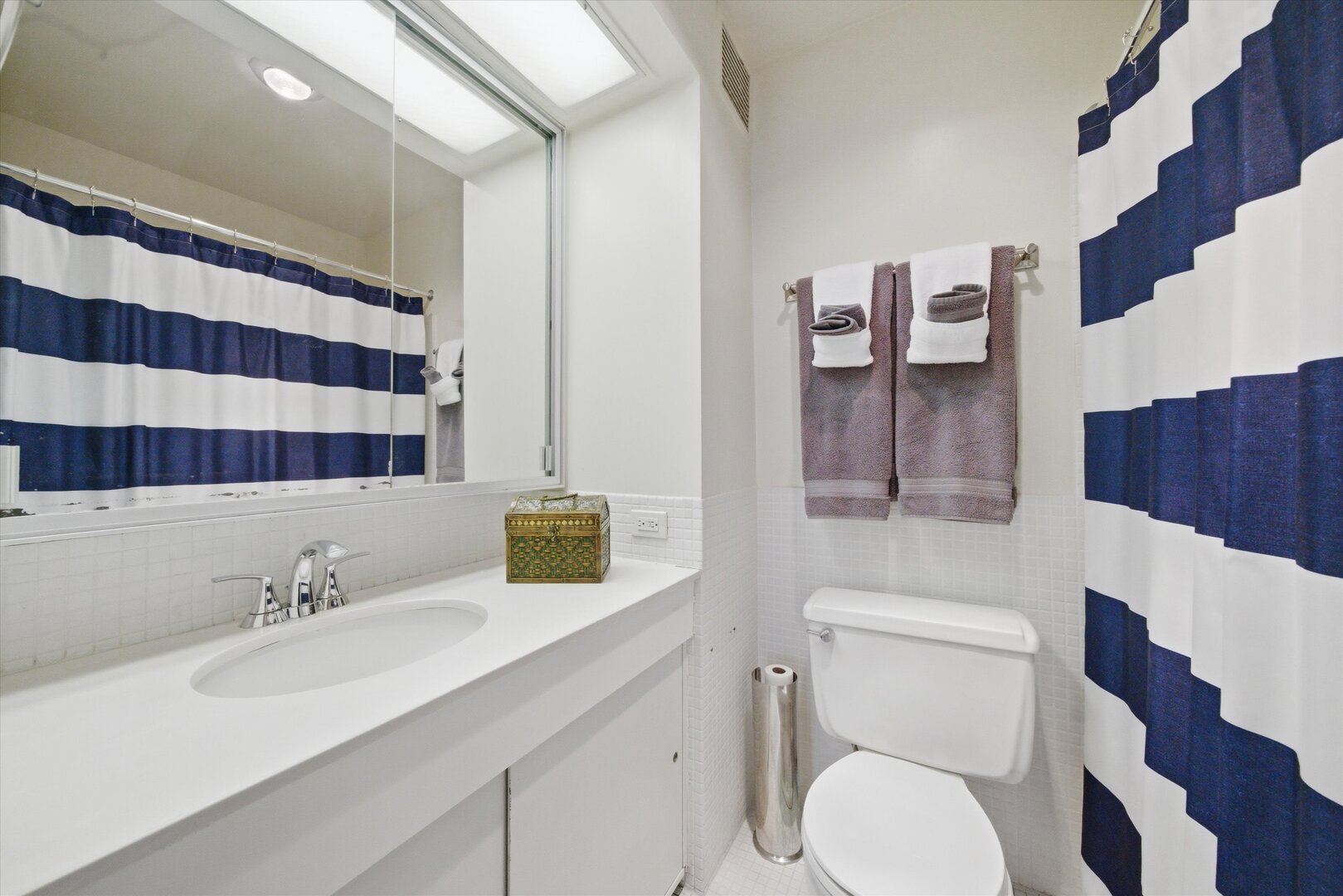 260 E Chestnut Street Unit: 2010