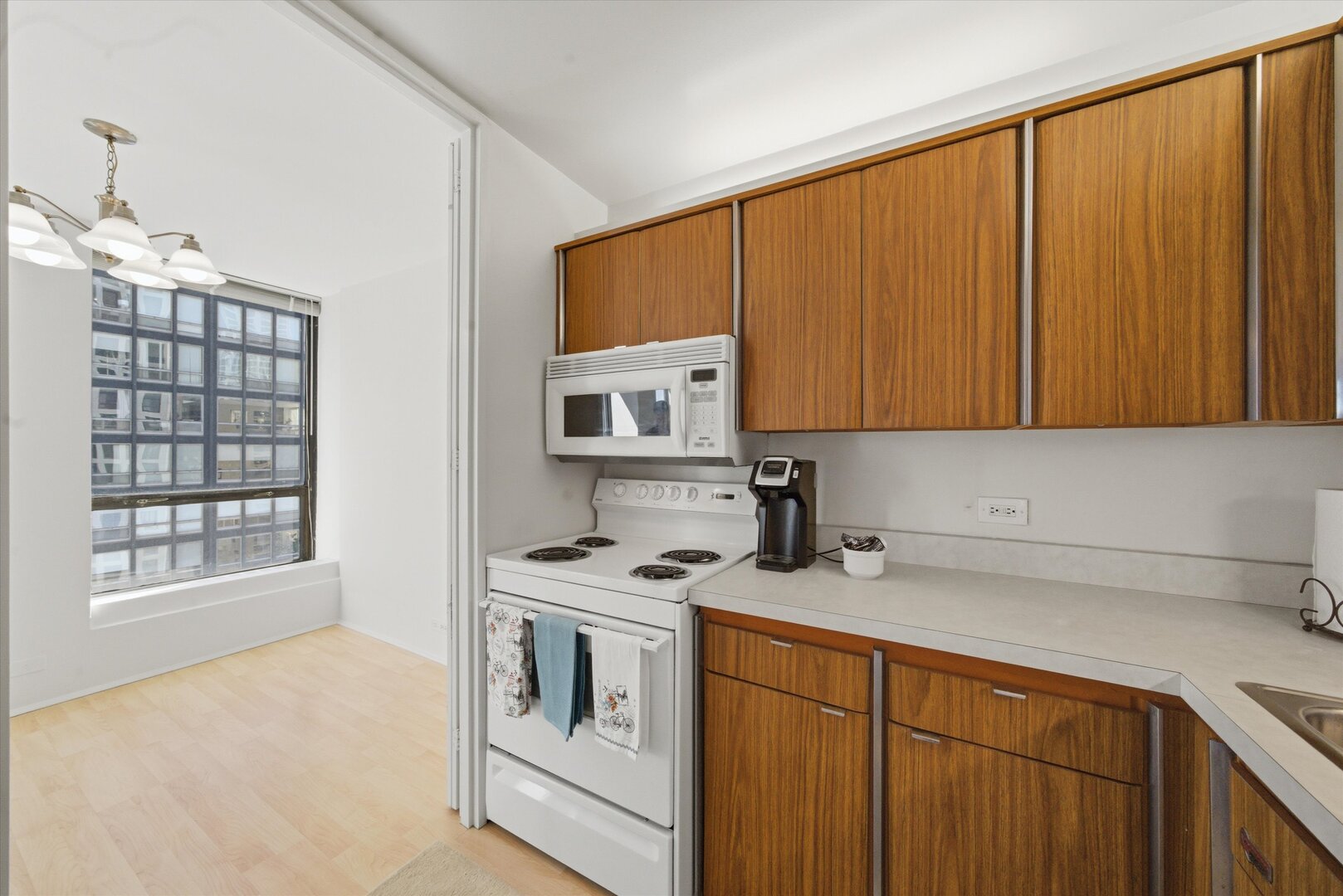 260 E Chestnut Street Unit: 2010