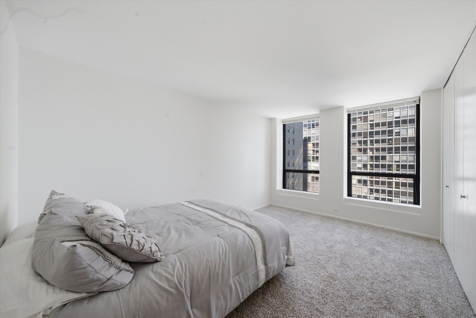 260 E Chestnut Street Unit: 2010