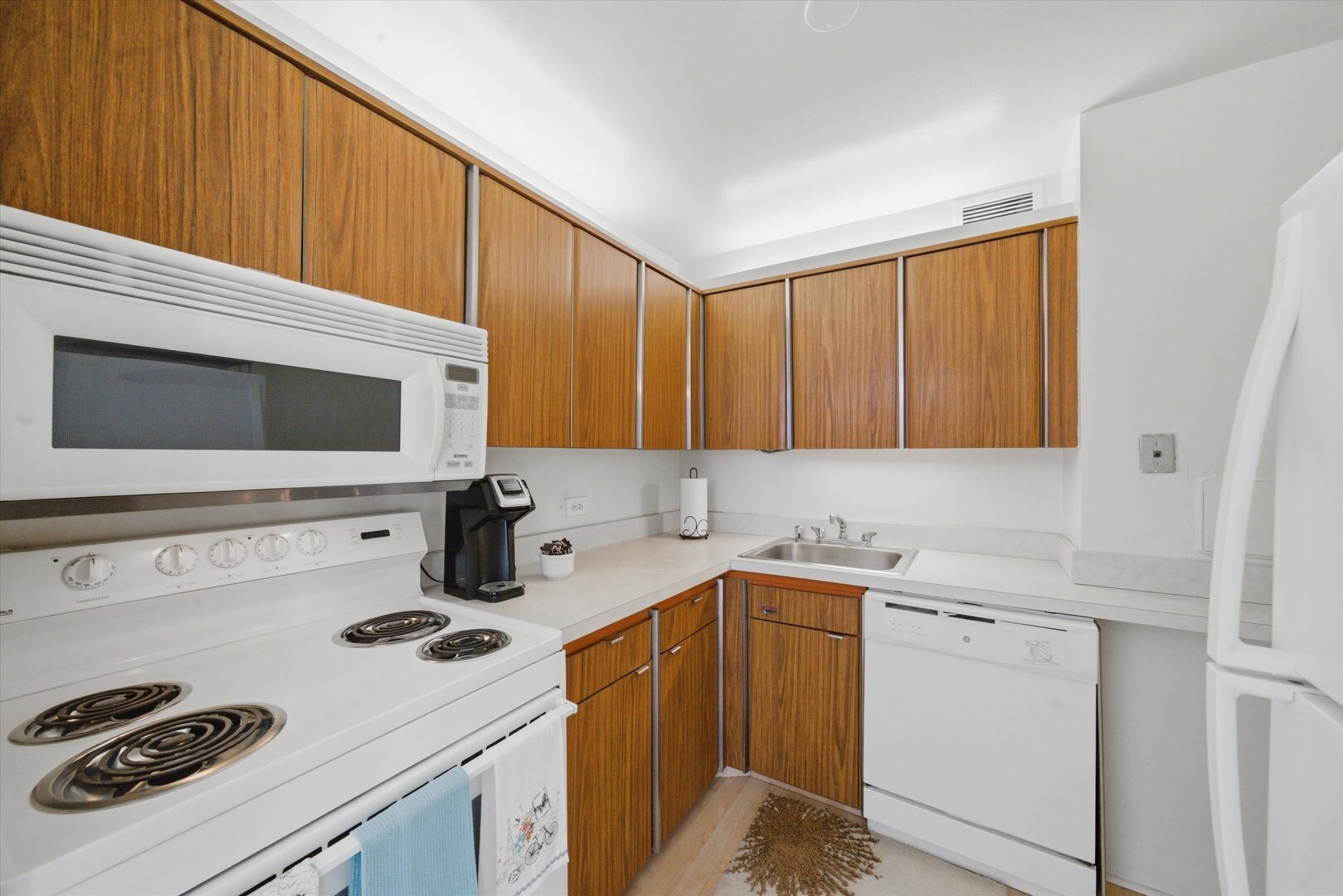 260 E Chestnut Street Unit: 2010