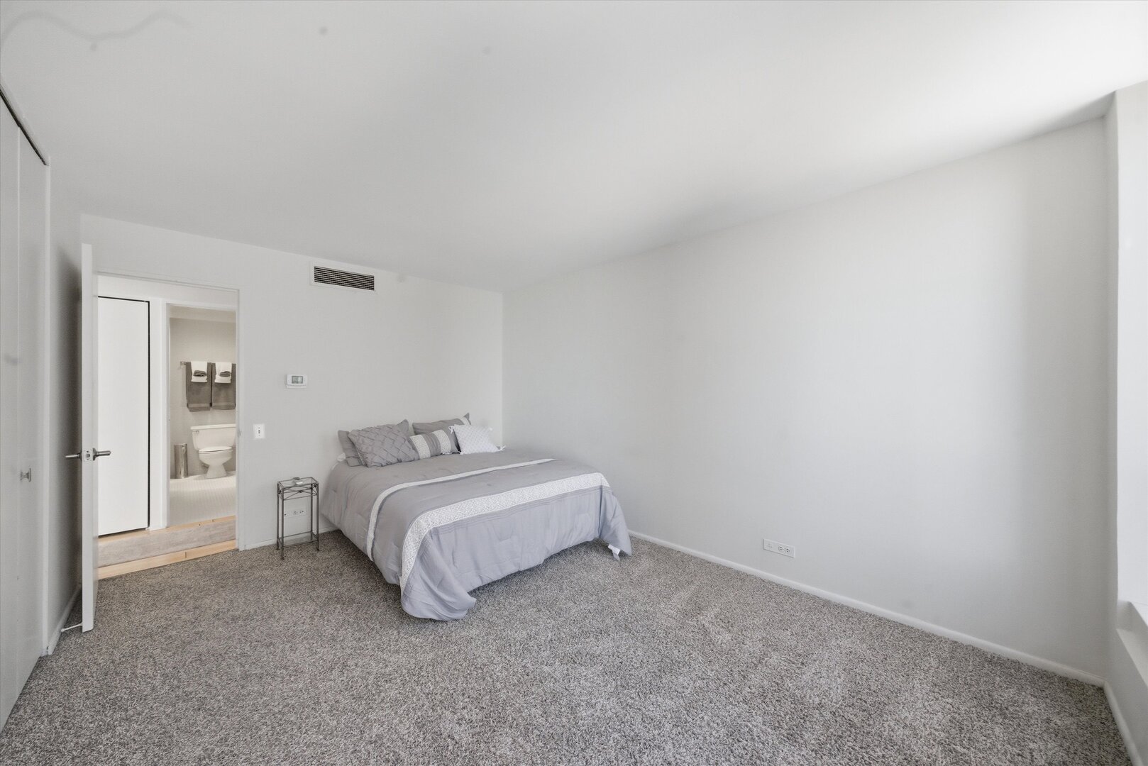 260 E Chestnut Street Unit: 2010