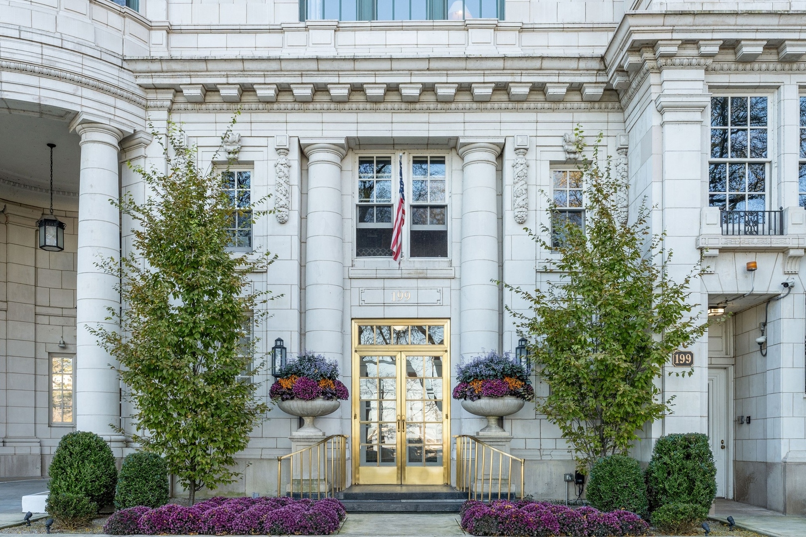 199 E Lake Shore Drive Unit: 4W
