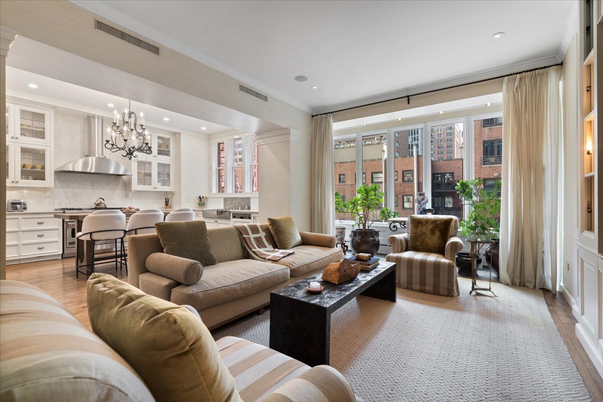 199 E Lake Shore Drive Unit: 4W