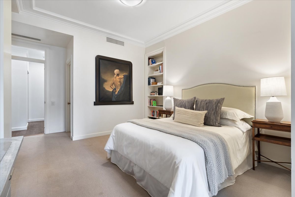 199 E Lake Shore Drive Unit: 4W