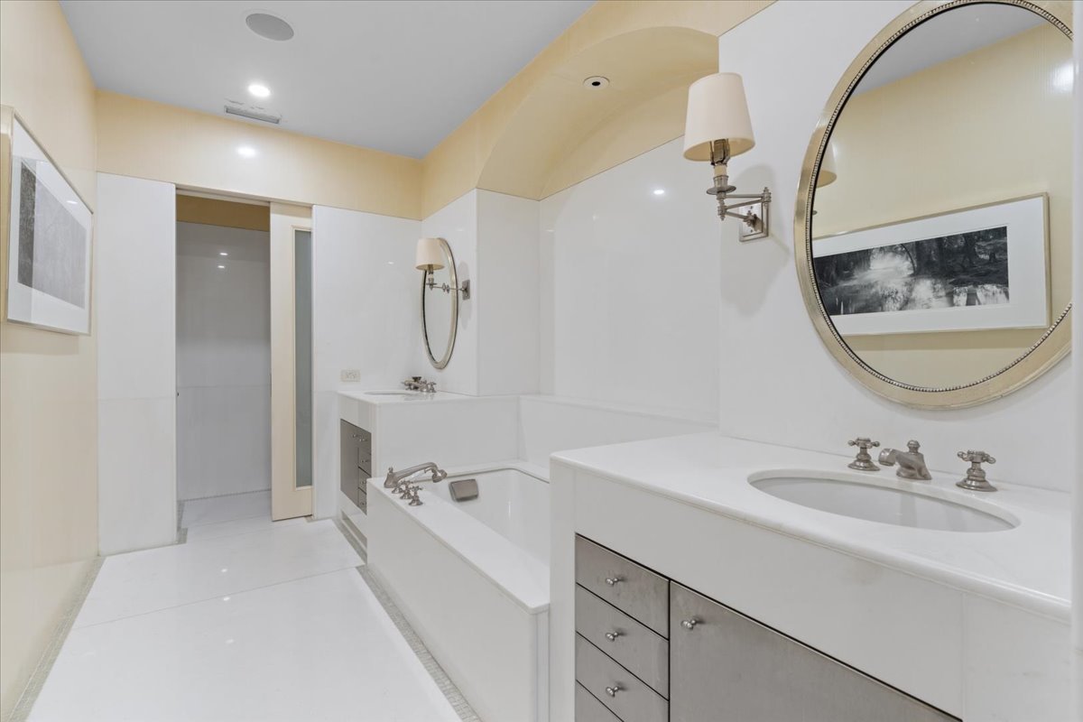 199 E Lake Shore Drive Unit: 4W