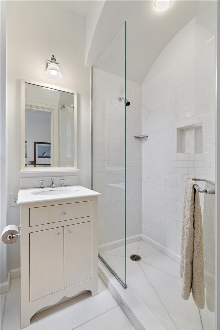 199 E Lake Shore Drive Unit: 4W