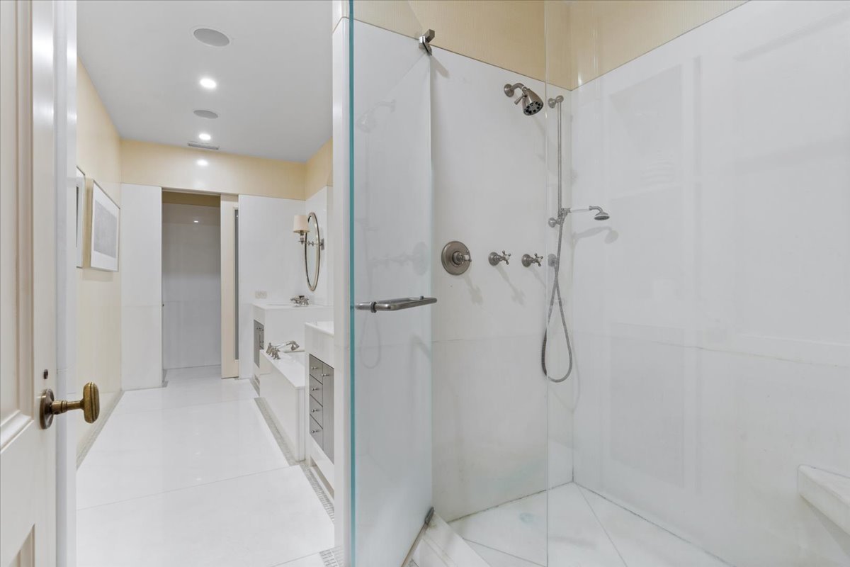 199 E Lake Shore Drive Unit: 4W