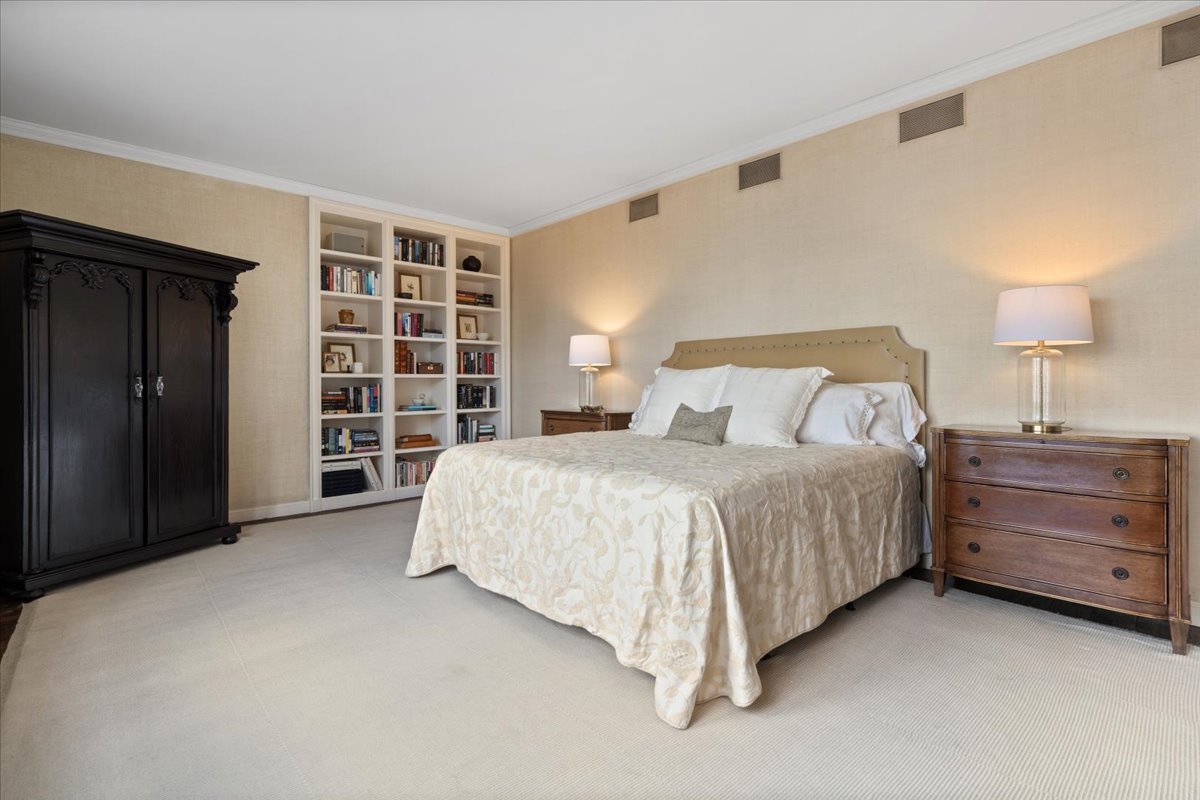 199 E Lake Shore Drive Unit: 4W