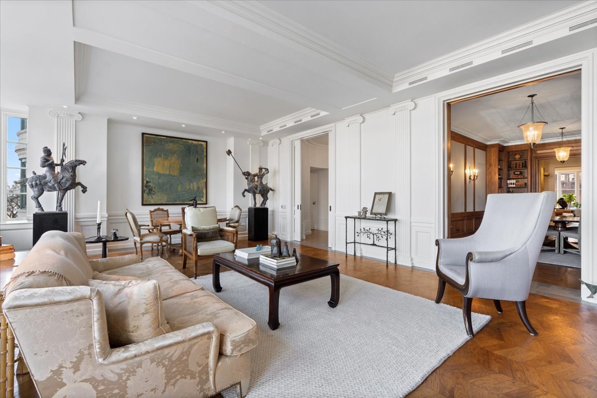 199 E Lake Shore Drive Unit: 4W