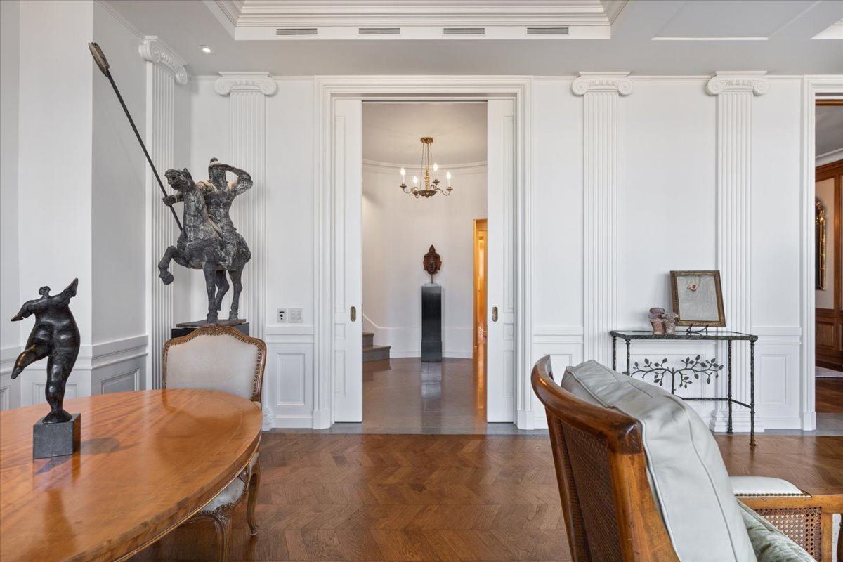 199 E Lake Shore Drive Unit: 4W