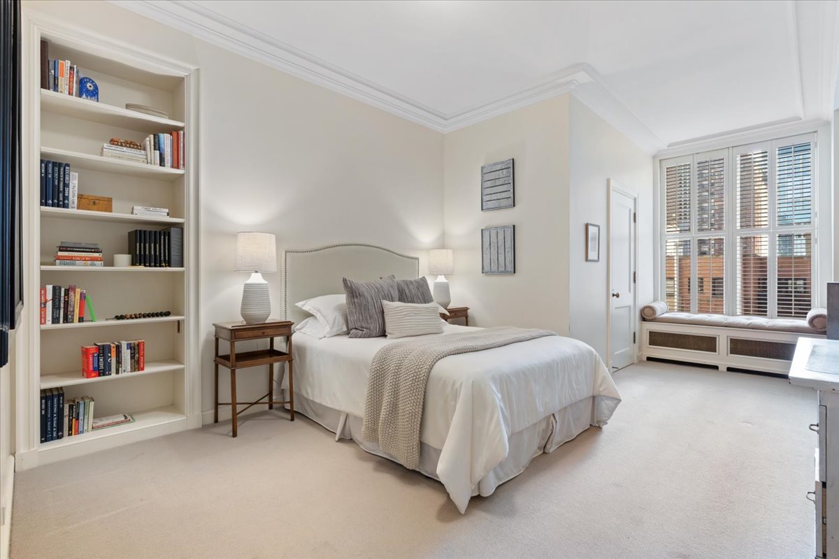 199 E Lake Shore Drive Unit: 4W