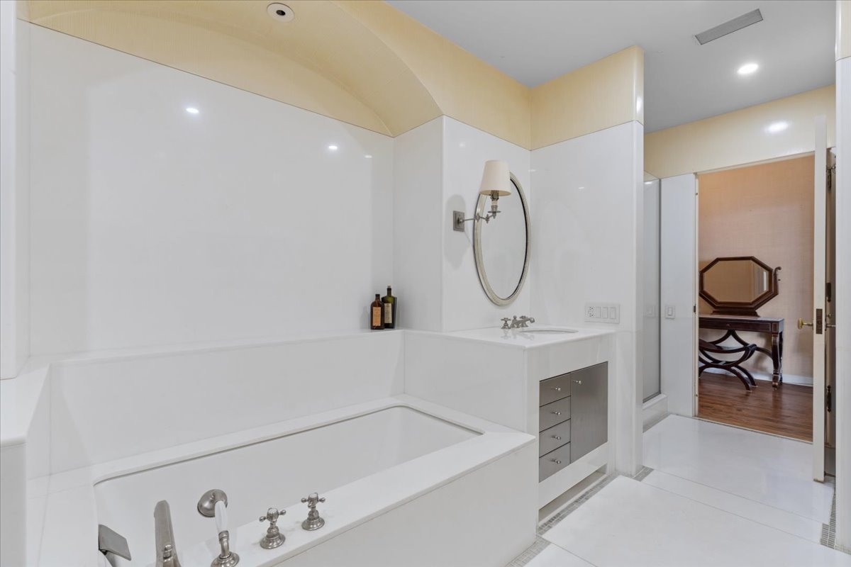 199 E Lake Shore Drive Unit: 4W