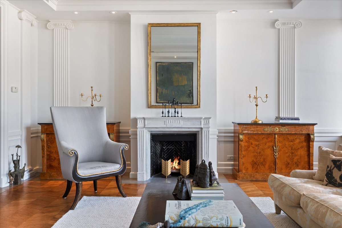 199 E Lake Shore Drive Unit: 4W