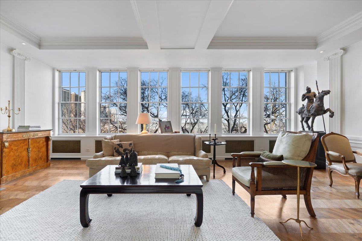 199 E Lake Shore Drive Unit: 4W