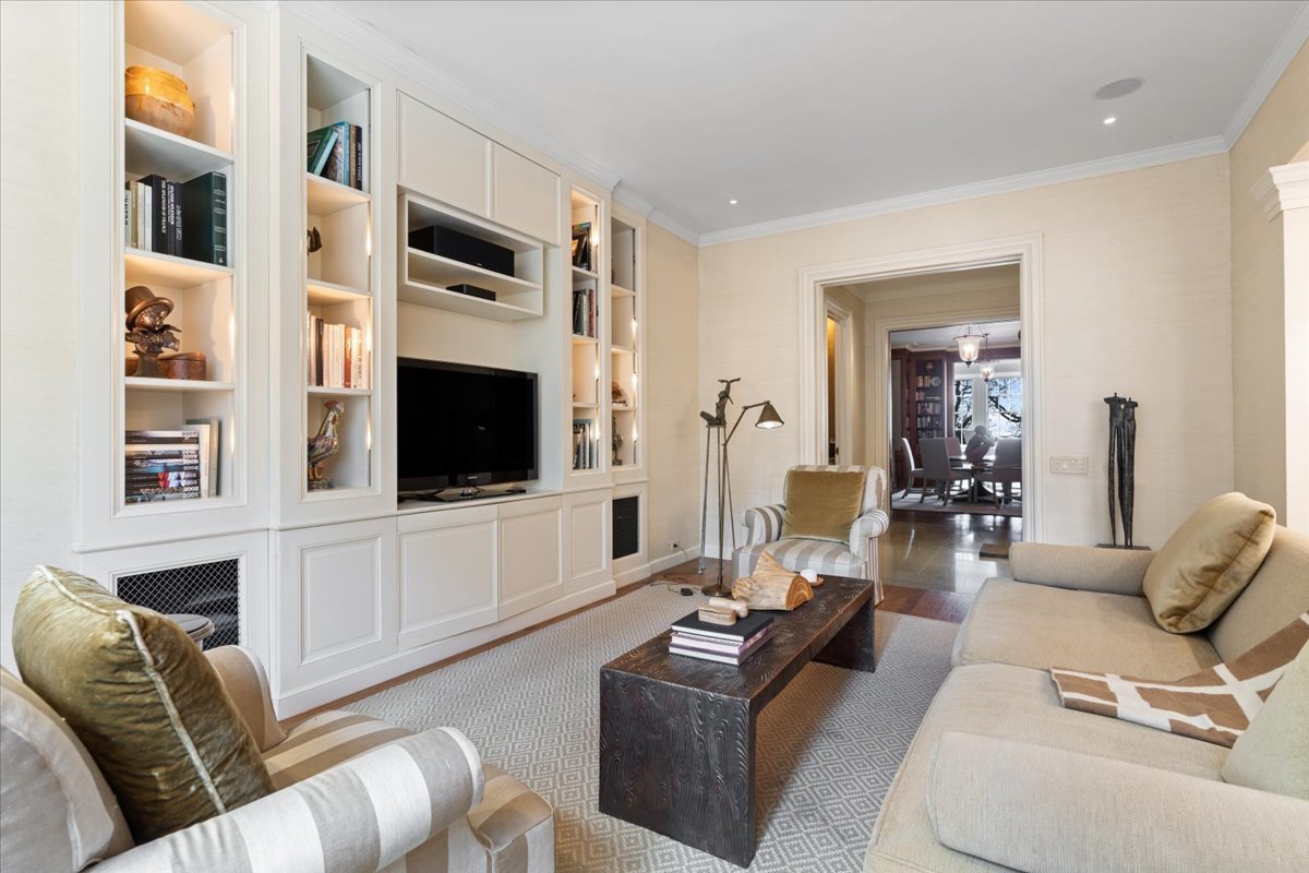 199 E Lake Shore Drive Unit: 4W