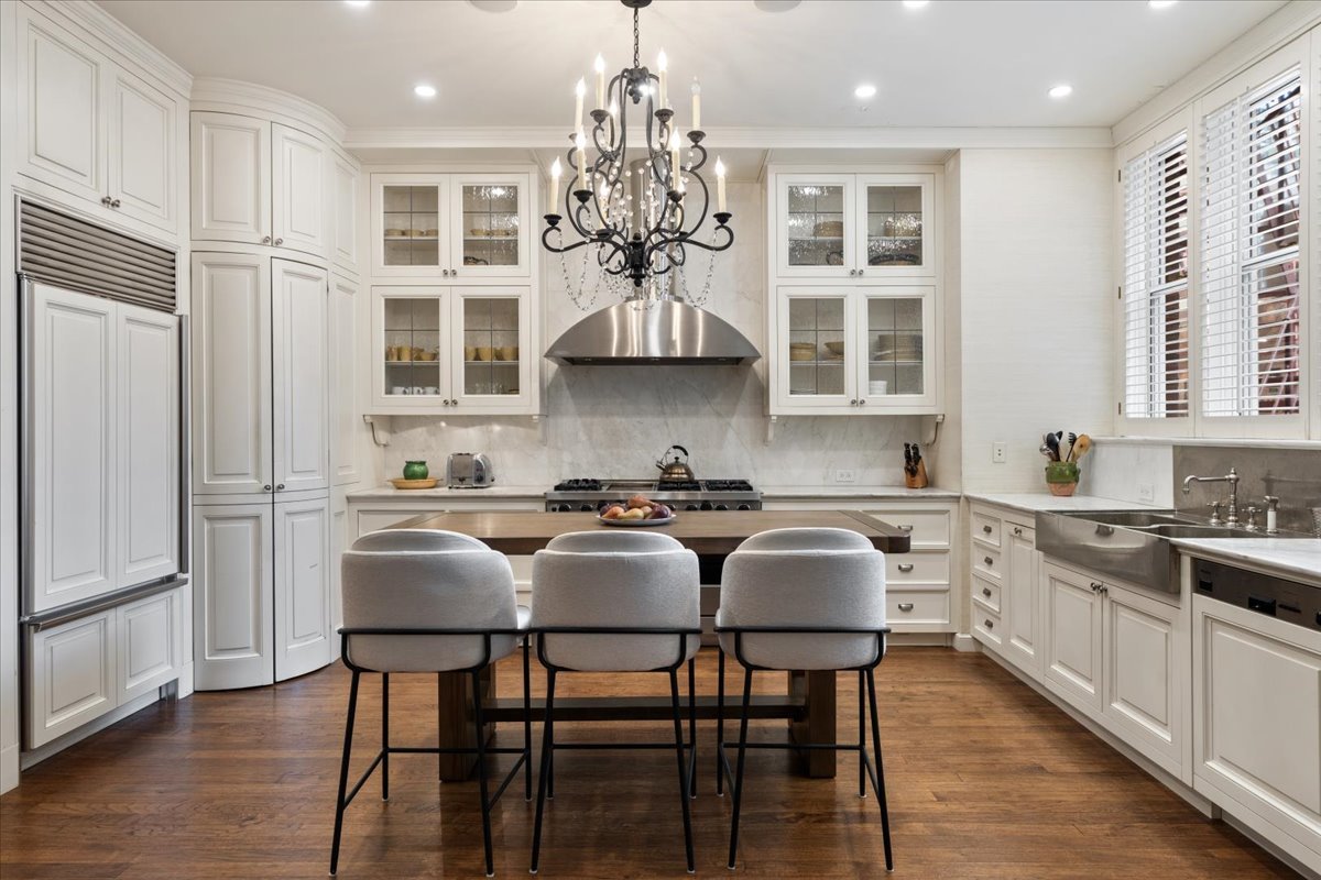 199 E Lake Shore Drive Unit: 4W