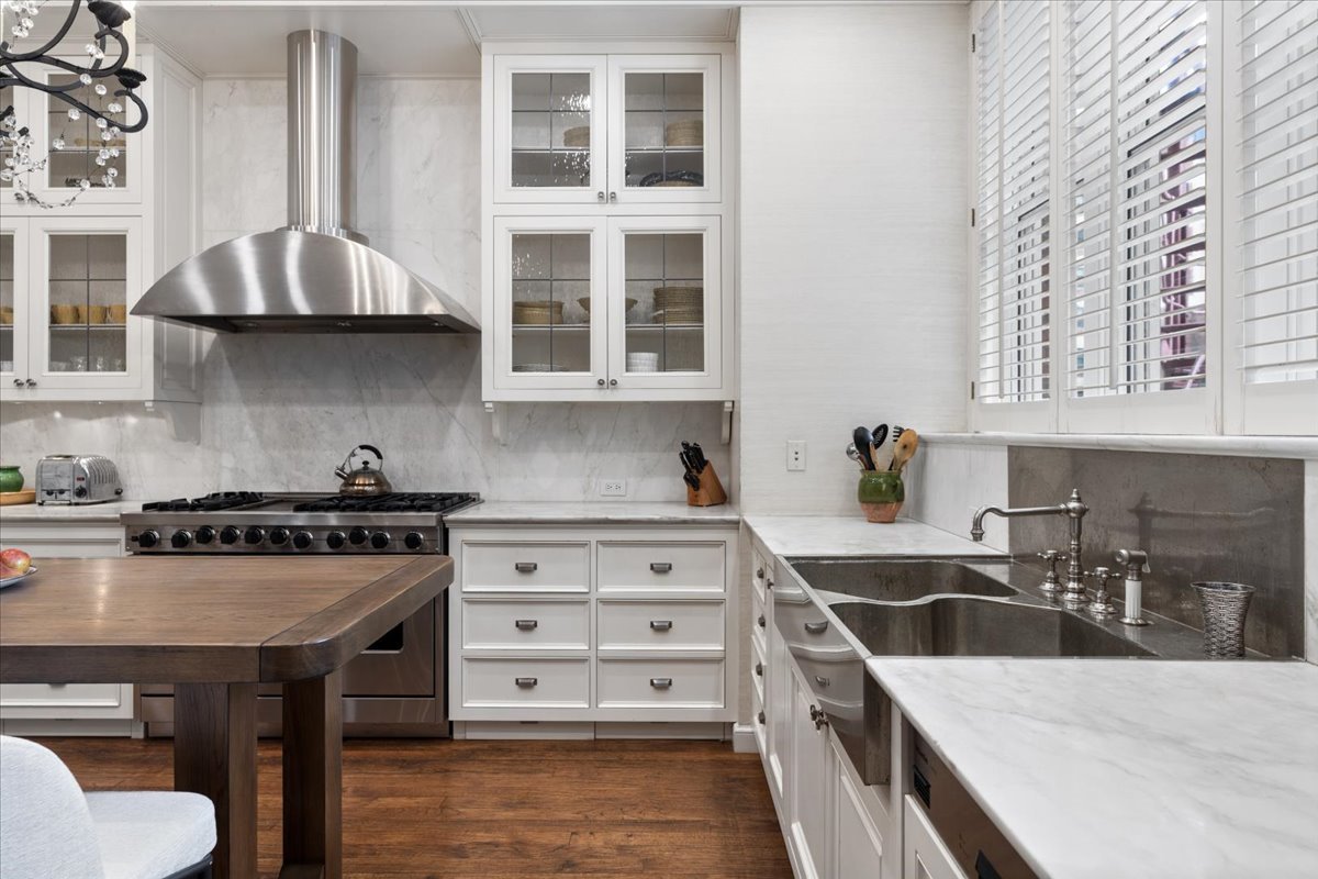 199 E Lake Shore Drive Unit: 4W