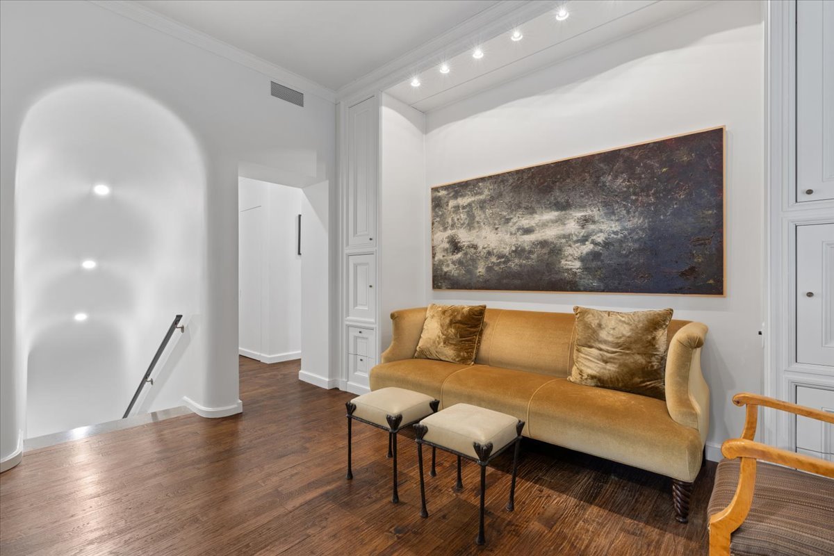 199 E Lake Shore Drive Unit: 4W