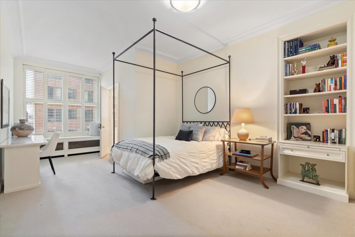 199 E Lake Shore Drive Unit: 4W