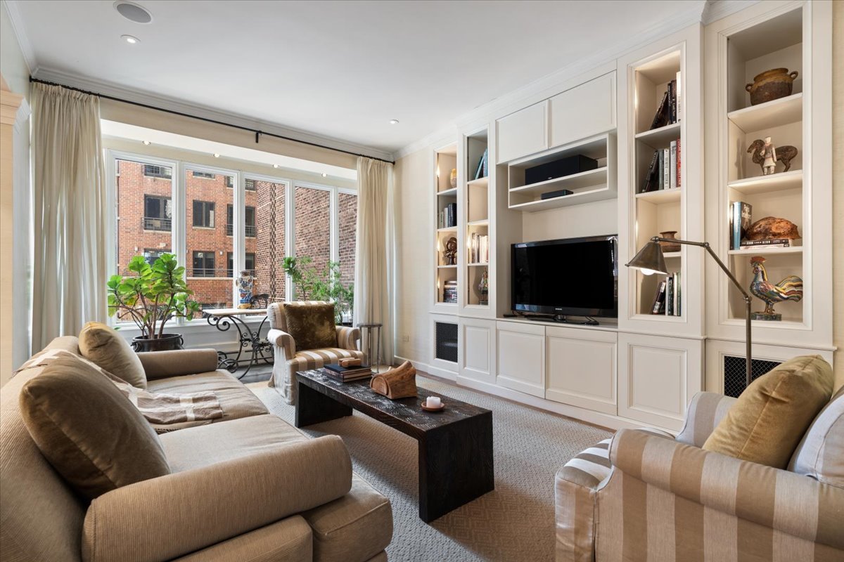 199 E Lake Shore Drive Unit: 4W