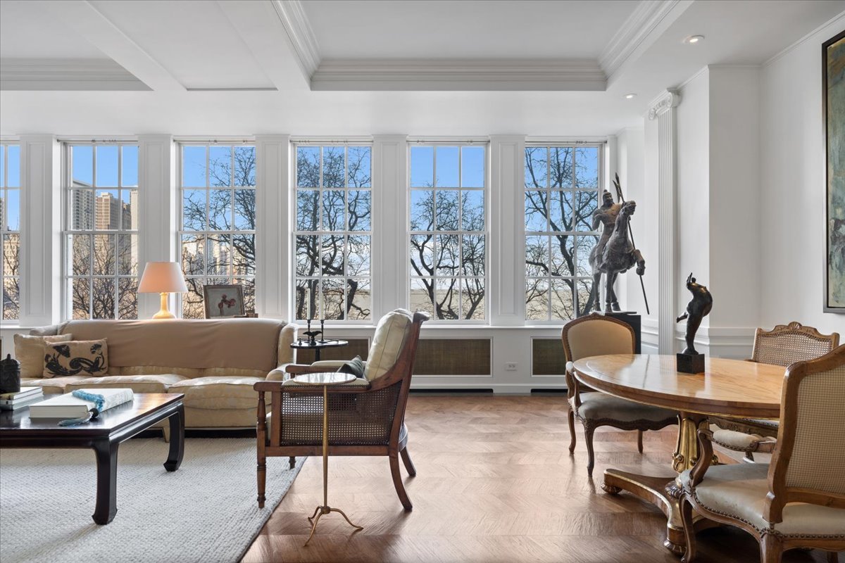199 E Lake Shore Drive Unit: 4W