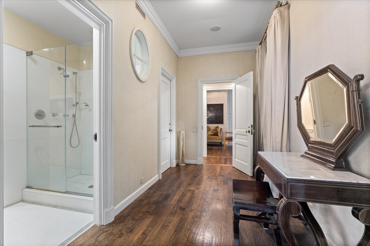 199 E Lake Shore Drive Unit: 4W