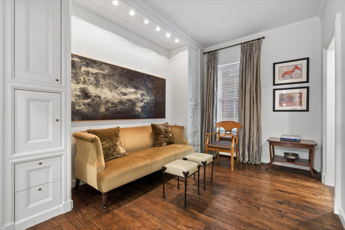 199 E Lake Shore Drive Unit: 4W