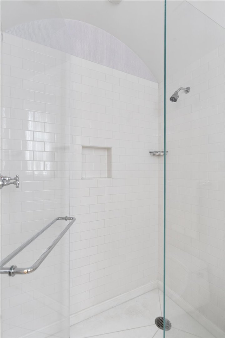199 E Lake Shore Drive Unit: 4W