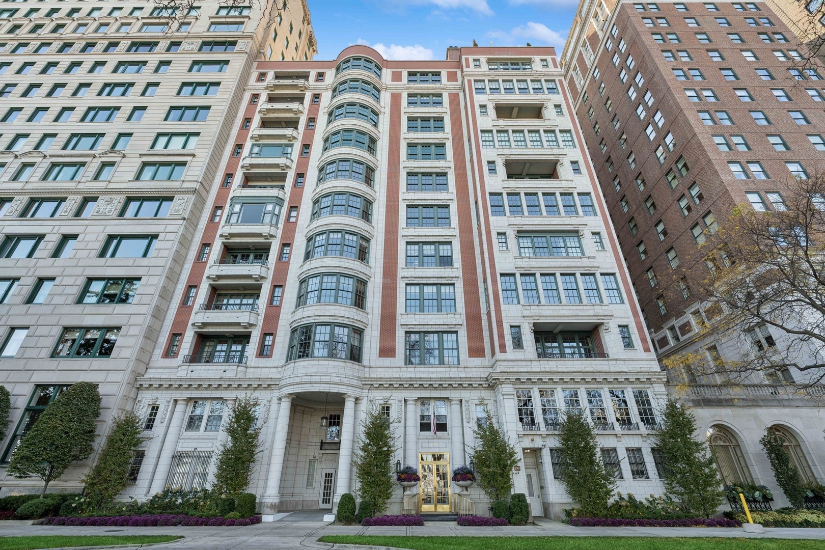 199 E Lake Shore Drive Unit: 4W