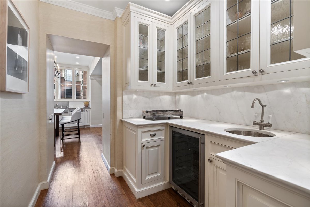 199 E Lake Shore Drive Unit: 4W
