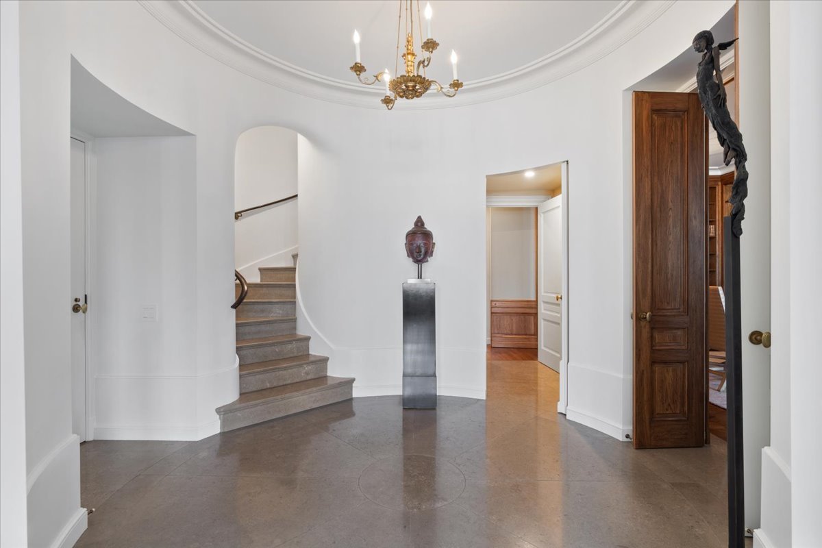 199 E Lake Shore Drive Unit: 4W