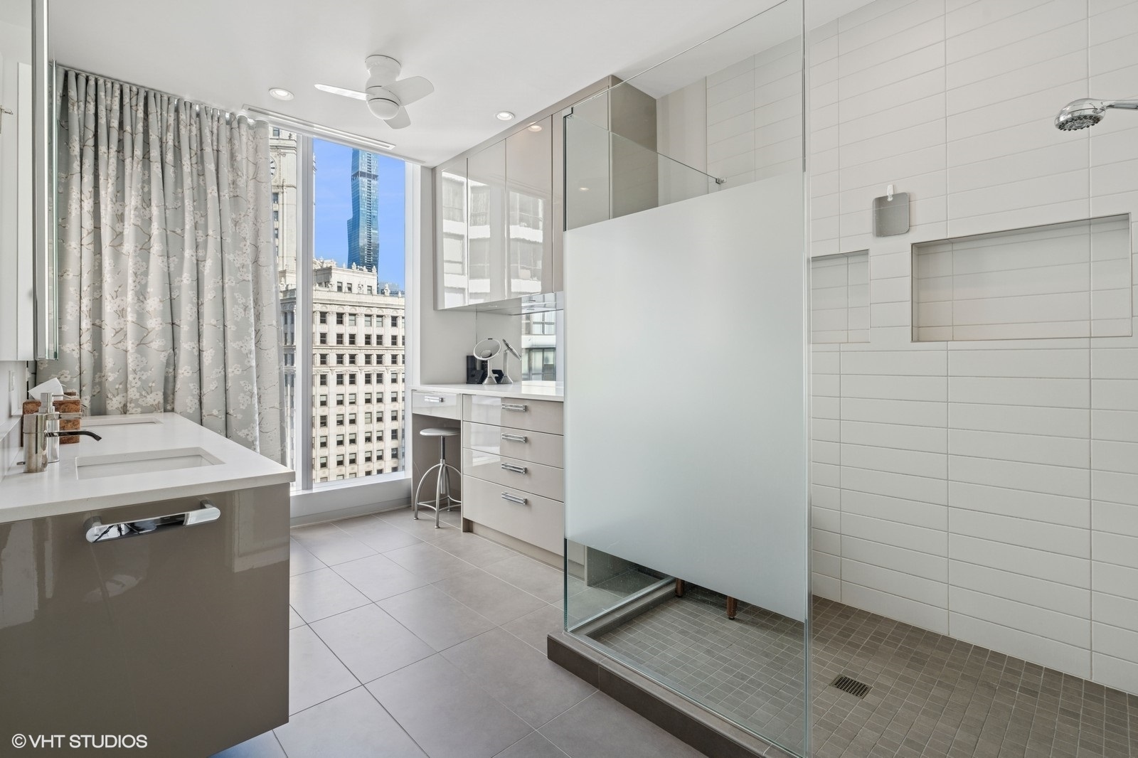 403 N Wabash Street Unit: 15B