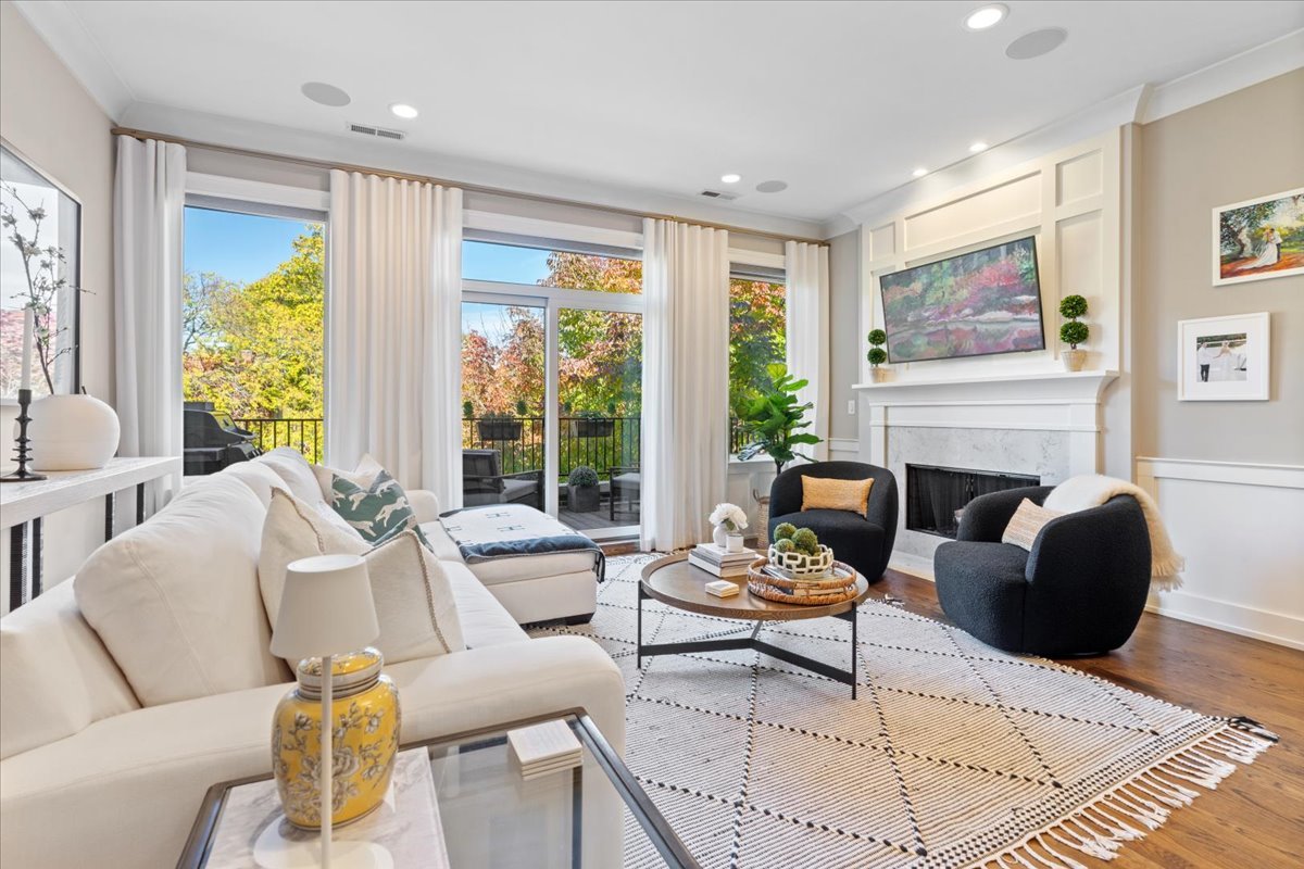 863 W Wrightwood Avenue Unit: 3