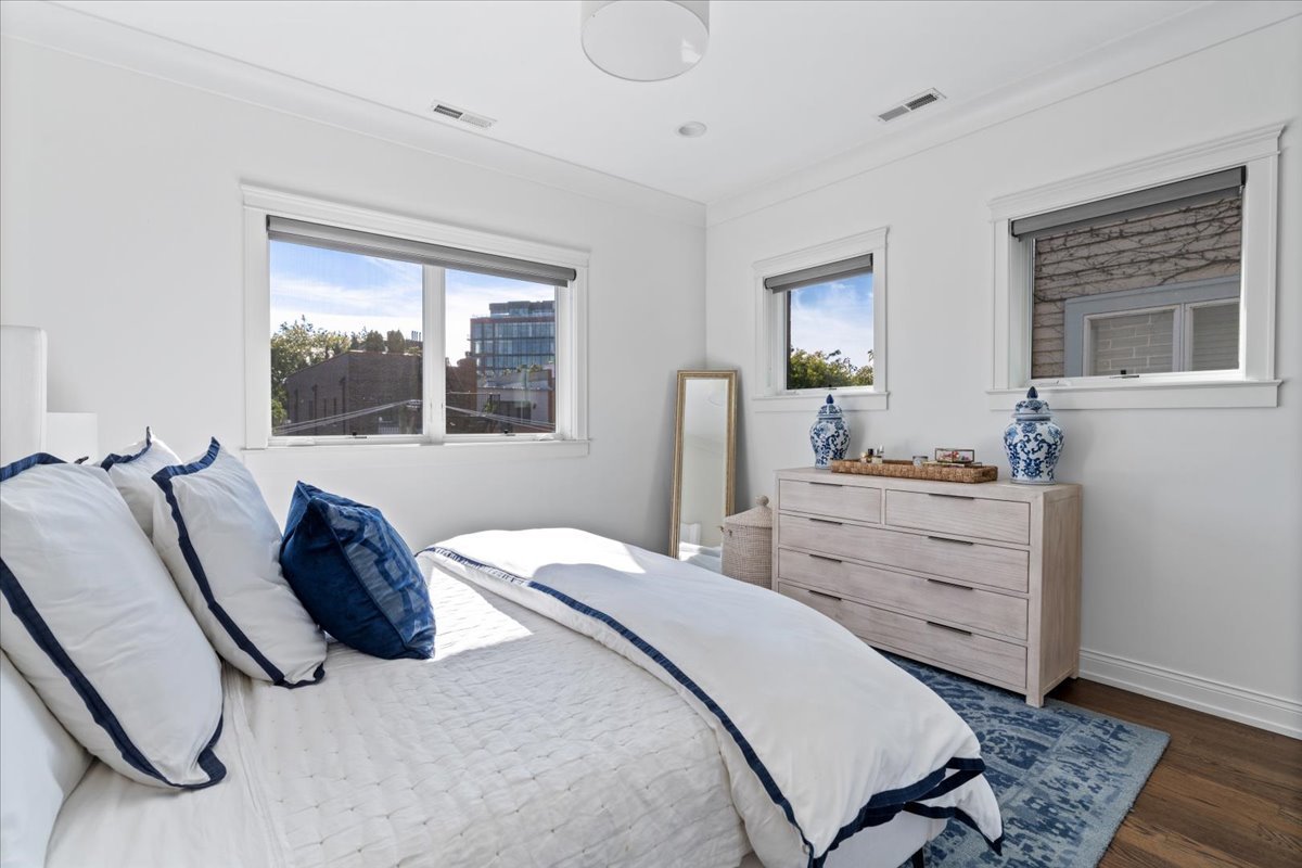 863 W Wrightwood Avenue Unit: 3