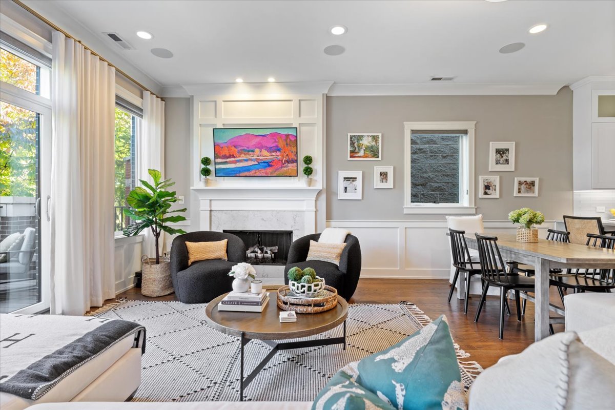 863 W Wrightwood Avenue Unit: 3