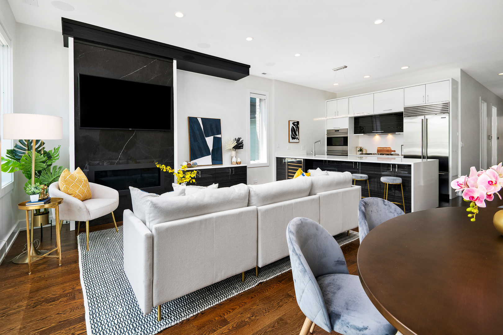 2908 N Burling Street Unit: 3