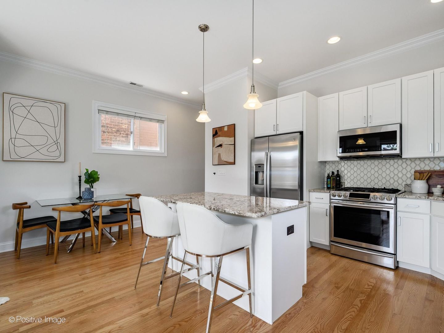 653 W BARRY Avenue Unit: 2S