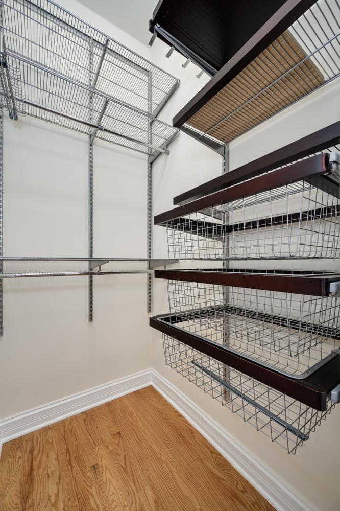 653 W BARRY Avenue Unit: 2S