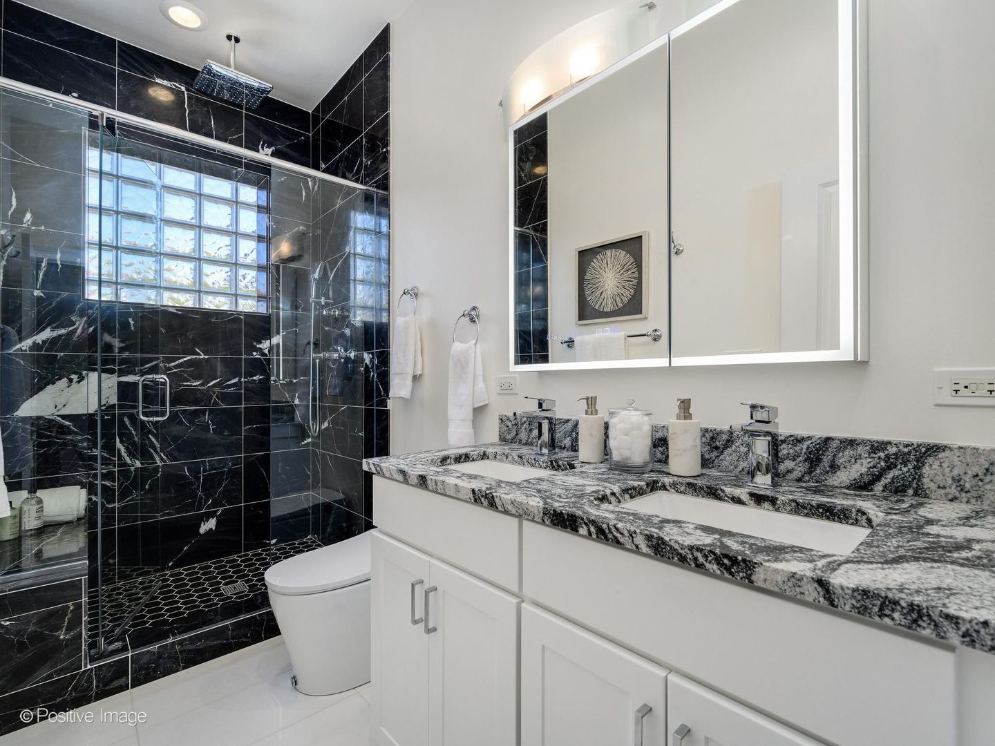653 W BARRY Avenue Unit: 2S