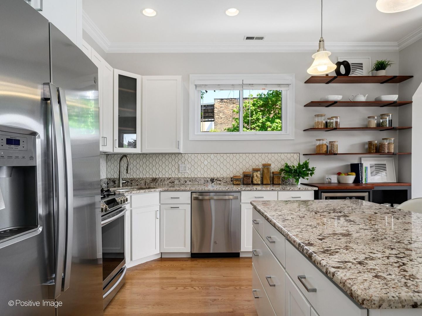 653 W BARRY Avenue Unit: 2S