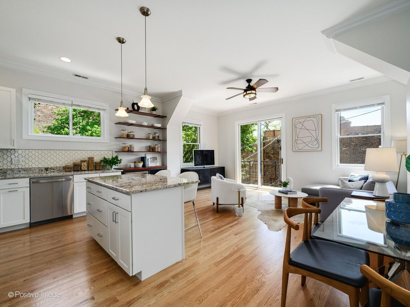 653 W BARRY Avenue Unit: 2S