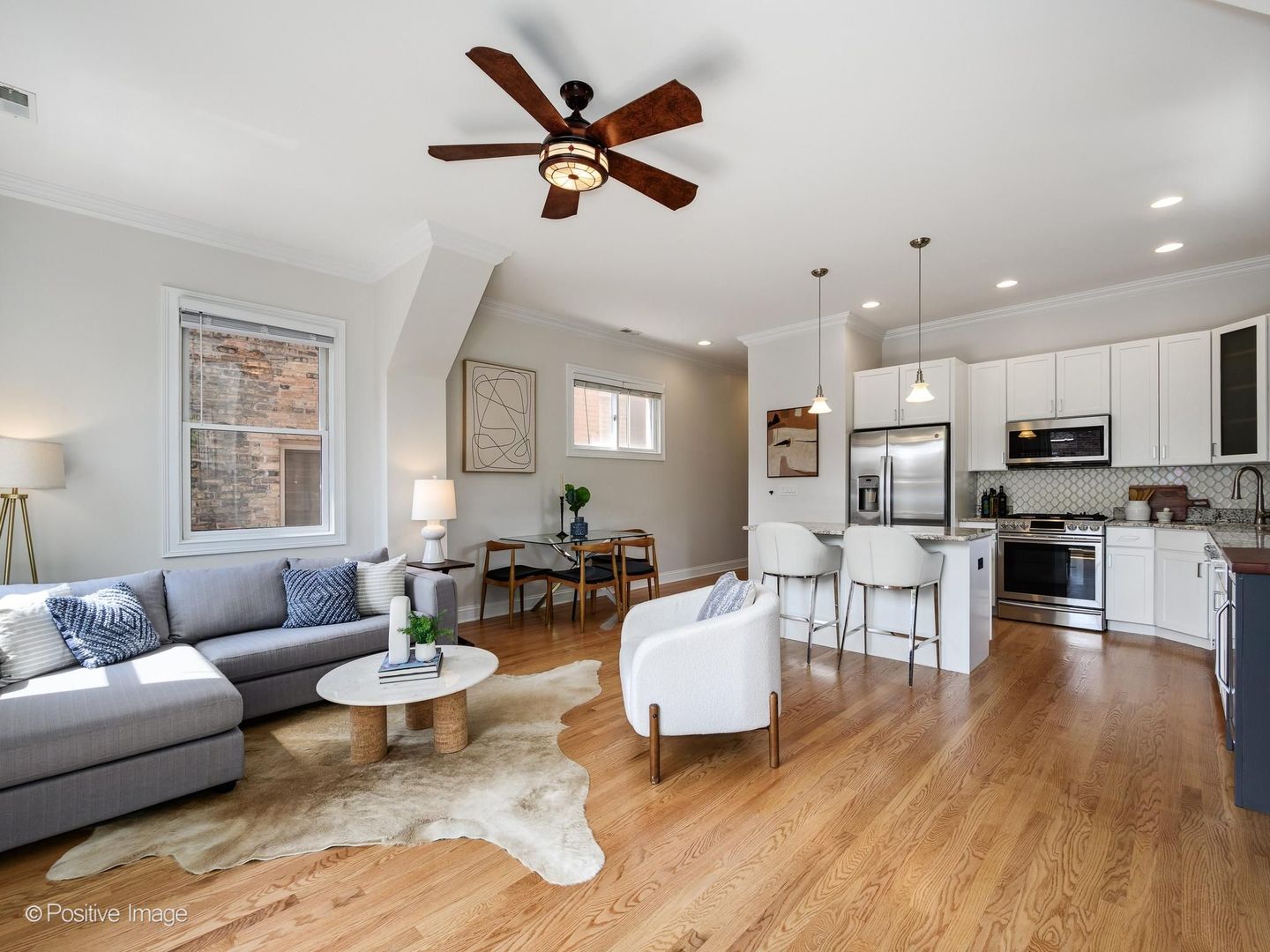 653 W BARRY Avenue Unit: 2S