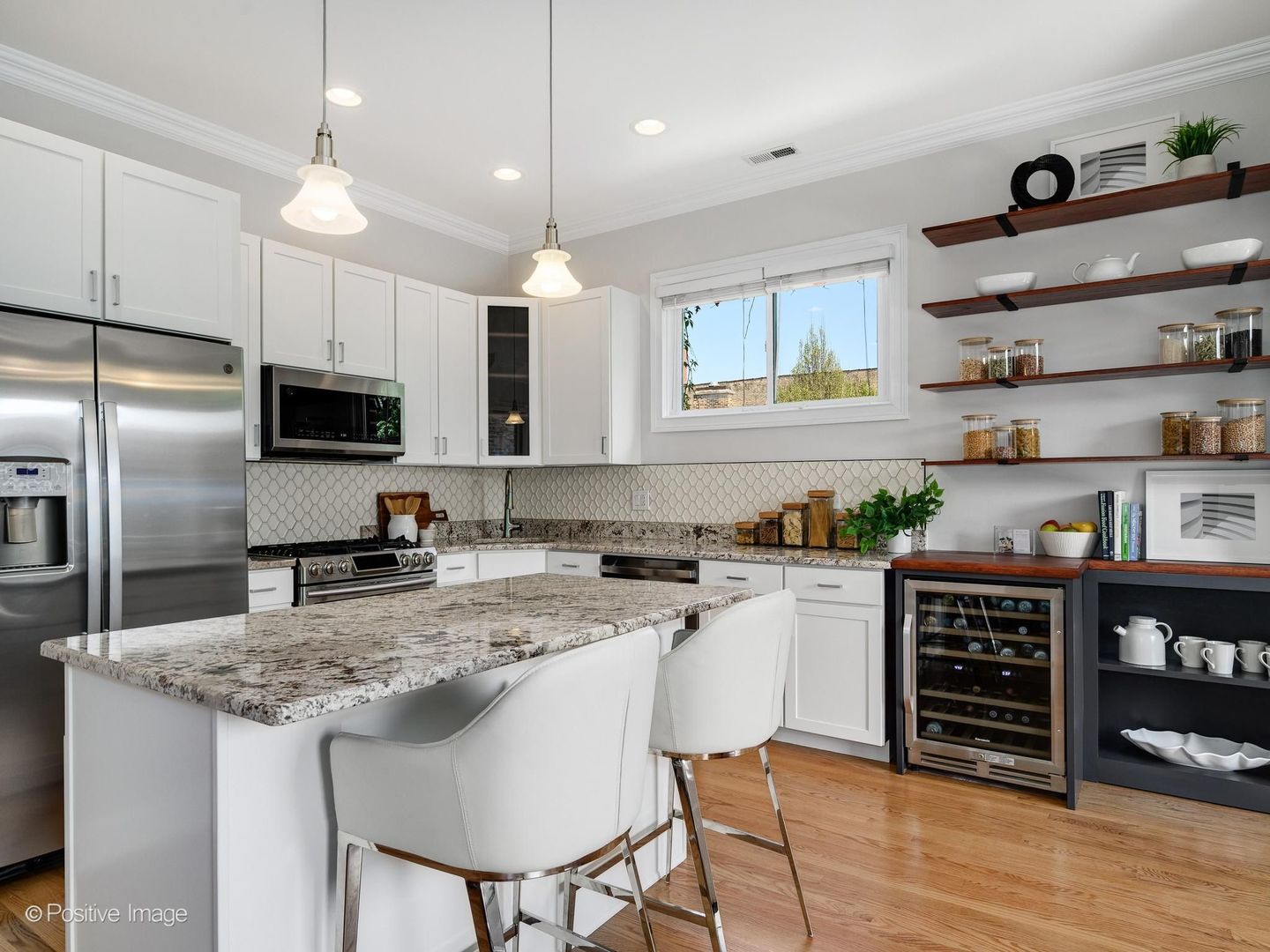 653 W BARRY Avenue Unit: 2S