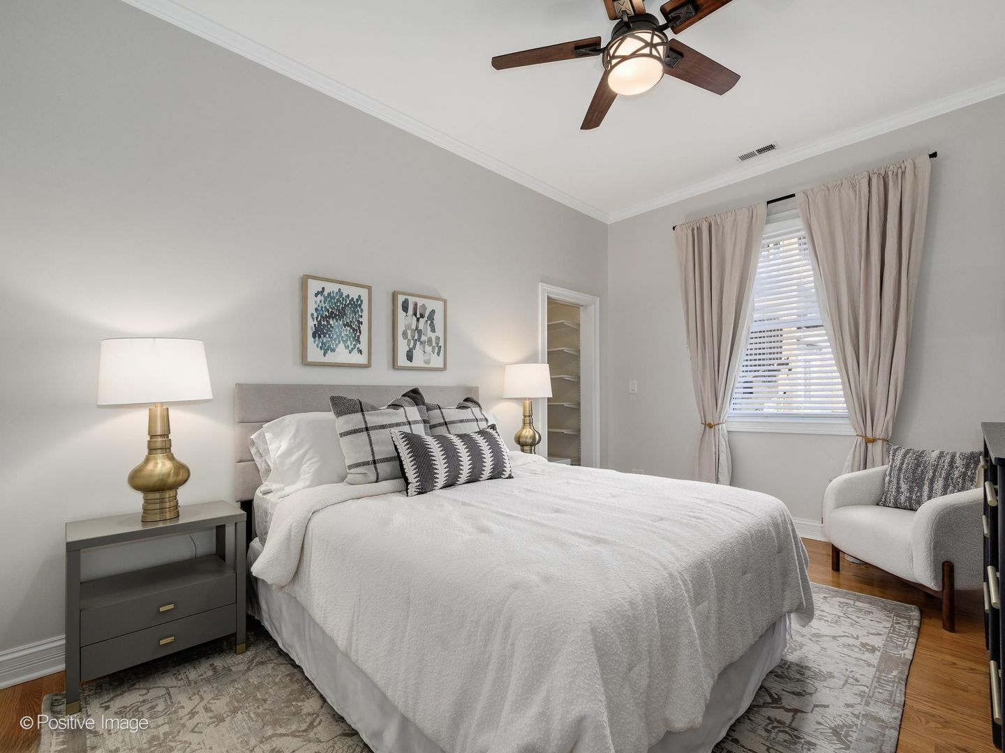 653 W BARRY Avenue Unit: 2S