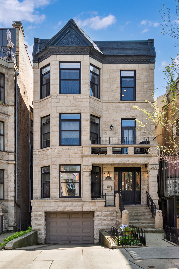 653 W BARRY Avenue Unit: 2S