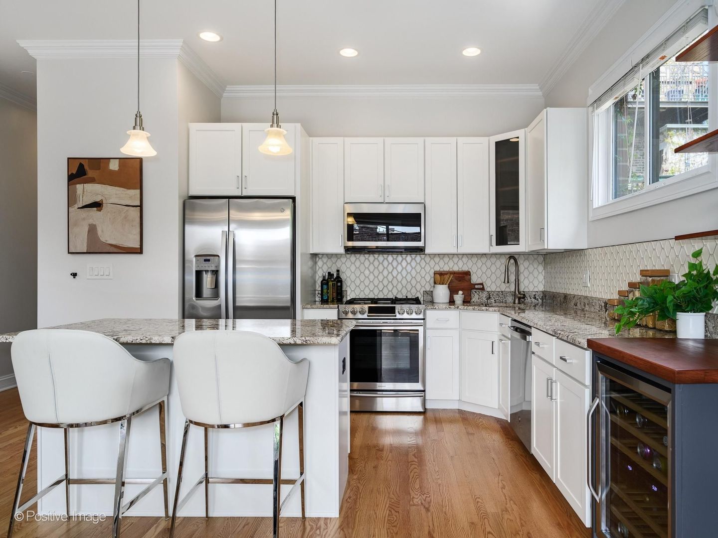 653 W BARRY Avenue Unit: 2S