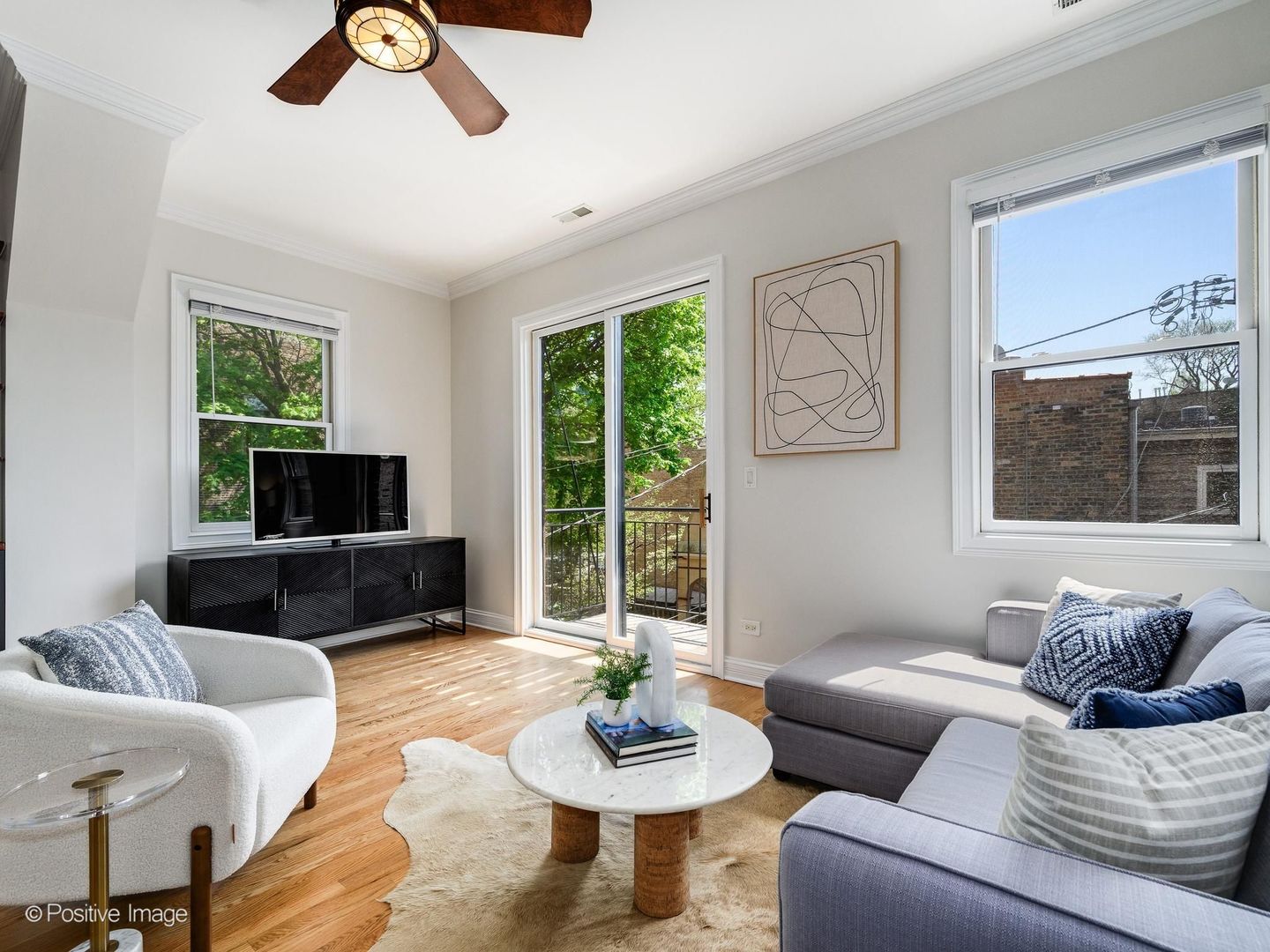 653 W BARRY Avenue Unit: 2S