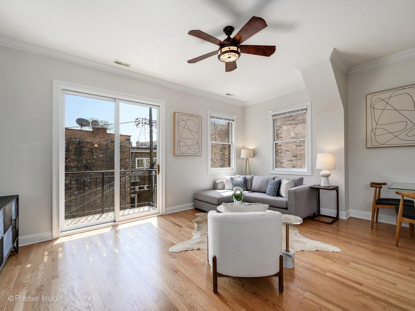 653 W BARRY Avenue Unit: 2S