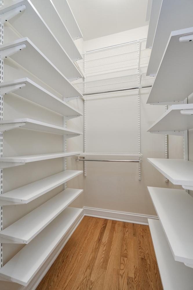 653 W BARRY Avenue Unit: 2S