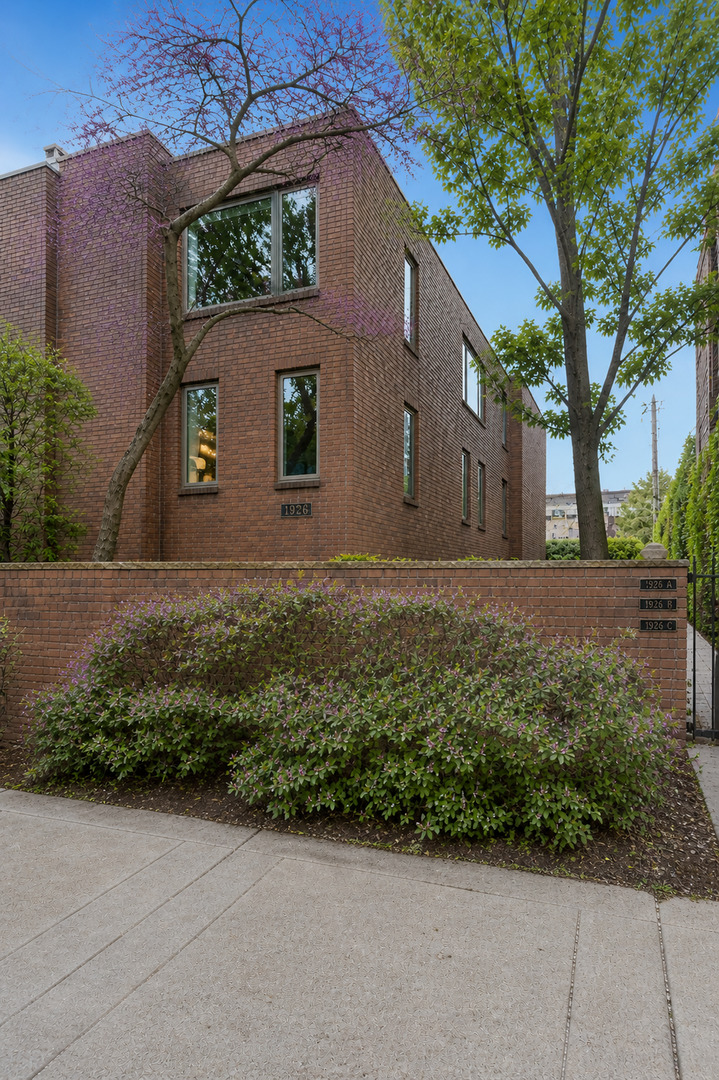1926 N MOHAWK Street Unit: 12